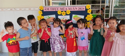 Hôm nay, các bé lớp Chồi 3 rất vui vẻ và hào hứng tham dự tiệc buffet mừng xuân mới 2024, món ăn nào cũng được các bé thưởng thức thật nhiệt tình và ngon miệng. Chúc các con thêm một tuổi, ngày càng khỏe mạnh, ngoan ngoãn và đáng yêu nhé.