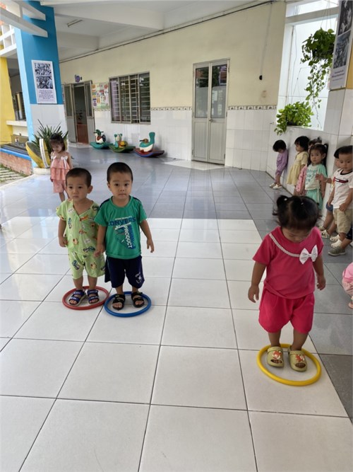 Các bé lớp miu khéo léo khi tham gia trò chơi vận động: “Bước đi với vòng “