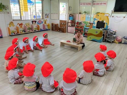 Vào những ngày nắng nóng, các bé lớp Miu được tự tay ép 1 ly nước dưa hấu thật là ngon.