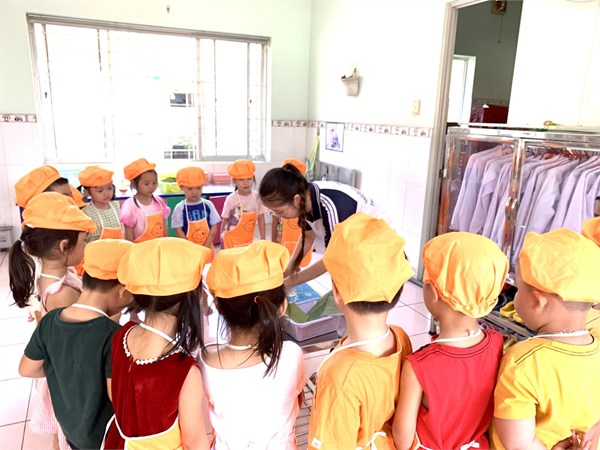 Các bạn lớp Chồi 1 được tìm hiểu về những danh lam thắng cảnh ở Huế và còn được trổ tài làm bánh bột lọc Huế. Mời ba mẹ đón nhận thành quả của các con nha.