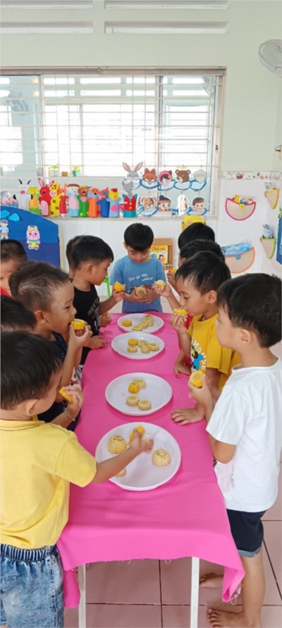 Hôm nay các bé lớp Chồi 3 tìm hiểu về  cây bắp, hoa bắp và quả bắp qua hoạt động trải nghiệm. Các bé được khám phá đặc điểm cấu tạo của quả bắp, được nếm mùi, vị của các loại bắp luộc (bắp nếp, bắp mỹ, bắp lai). Các con hoạt động rất tích cực, tiếp thu được nhiều kiến thức bổ ích.