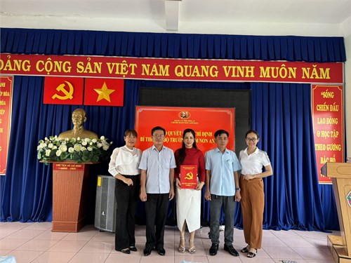 Lễ giao quyết định chỉ định tham gia chi ủy, giữ chức vụ bí thư chi bộ trường mầm non anh đào