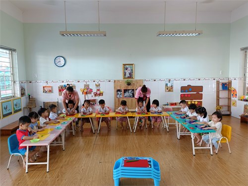 Các bé lớp Cún con tham gia hoạt động tạo hình nặn những chiếc bánh quế thật đáng yêu