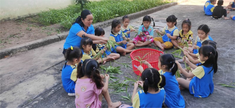 Cô và cháu cùng nhau trò chuyện và nhặt rau muống sau khi đã thu hoạch