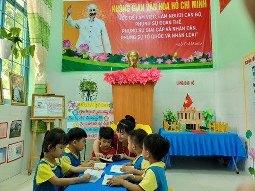 Hình ảnh hoạt động của cô và các bé lớp Chồi 3  Tham quan, đọc sách tại Không gian văn hóa Hồ Chí Minh 