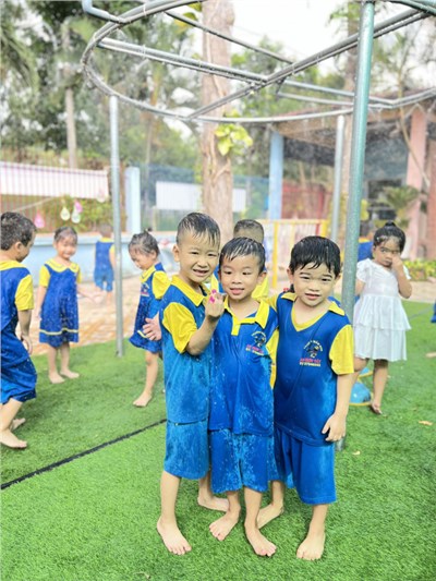 Hoạt động   Bé vui với nước  của các bé lớp Chồi 4