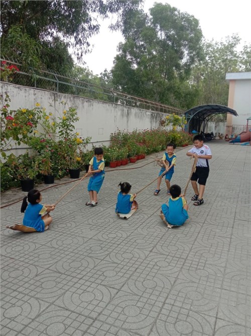 Tuổi thơ của bé  Kéo mo cau  các bé lớp Lá 6