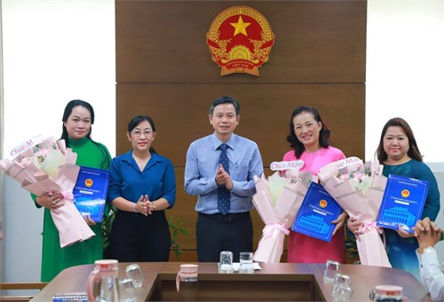 Trao quyết định điều động, bổ nhiệm cán bộ quản lý ngành giáo dục