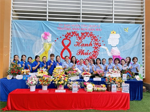 Hoạt động chào mừng ngày Quốc tế Phụ Nữ 8/3 với hoạt động trang trí hoa vào sáng ngày 7/3/2024