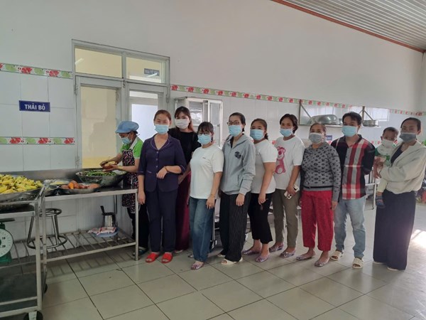 Ngày 30/10/2024, Trường Mầm non Bé Ngoan 3 tổ chức cho phụ huynh tham quan bếp ăn và dự giờ ăn của trẻ