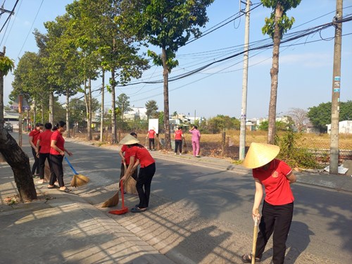 Đảng viên và đoàn viên thanh niên trường Mầm non Bé Ngoan 3 dọn quét tuyến đường trước trường