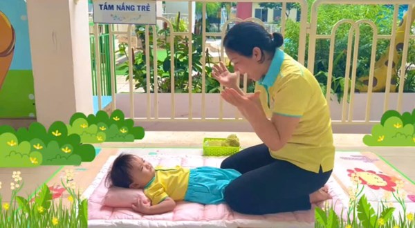 Thể dục sáng cho trẻ 6-12 tháng do GV Trường Mầm non Bé Ngoan thực hiện.