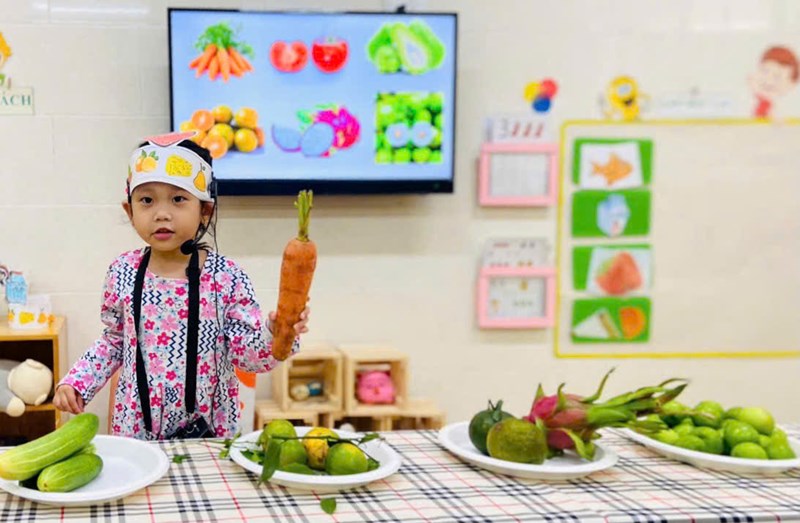 Giáo viên lớp Mầm 3 tổ chức các hoạt động chủ đề “Dinh dưỡng và sức khỏe”.