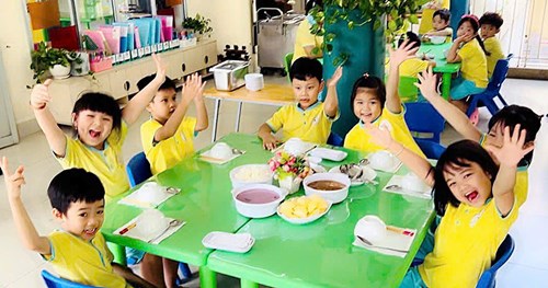 Bữa ăn học đường của trường Mầm non Bé Ngoan đảm bảo đa dạng, cân đối, đủ dinh dưỡng cần thiết cho sự phát triển hài hòa, cân đối của trẻ; chú trọng quan tâm đến chất lượng bữa ăn học đường cho trẻ trong trường mầm non