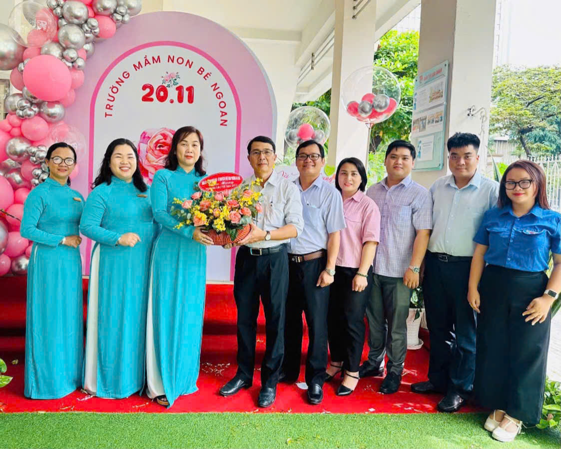 Lãnh đạo các ban ngành, đoàn thể đến thăm và tặng hoa Chúc mừng trường Mầm non Bé Ngoan nhân dịp Kỉ niệm 42 năm Ngày Nhà giáo Việt Nam 20/11/2024