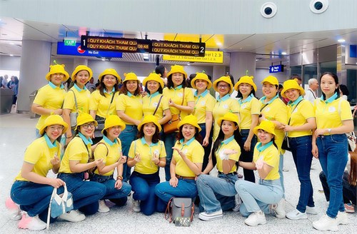Cán bộ, giáo viên, nhân viên trường Mầm non Bé Ngoan hào hứng tham gia trải nghiệm Tàu Metro số 1 trước ngày vận hành chính thức