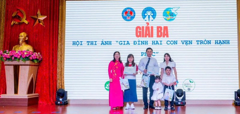 Chi cục Dân số - Kế hoạch hóa gia đình TP Hồ Chí Minh trao giải thưởng cuộc thi ảnh “Gia đình hai con - vẹn tròn hạnh phúc” cho gia đình cô Nguyễn Thị Nhung - Giáo viên trường Mầm non Bé Ngoan