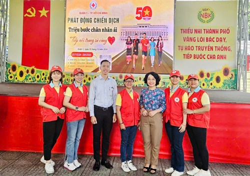Trường Mầm non Bé Ngoan tham gia Lễ ra quân hưởng ứng Chiến dịch “Triệu bước chân nhân ái - tiếp nối trang sử vàng” do Hội Chữ thập đỏ Quận 1 tổ chức.