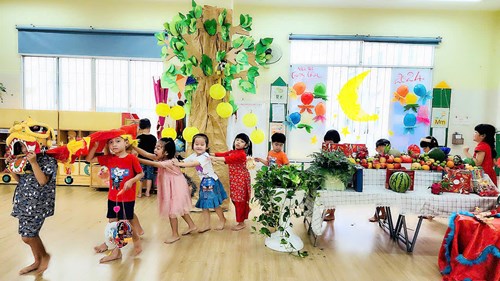 Trên tinh thần tiết kiệm, yêu thương và chia sẻ, giáo viên trường Mầm non Bé Ngoan duy trì tổ chức các hoạt động đón Tết Trung thu phù hợp cho các con, nhận thấy mùa Trung thu này thật ấm áp và ý nghĩa trong tự thấu hiểu và tương thân tương ái của phụ huynh và học sinh.