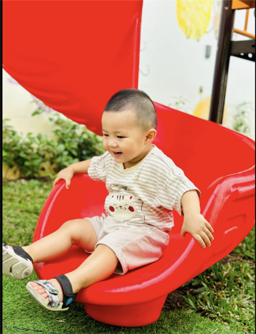 Nắng lấp lánh ngoài sân