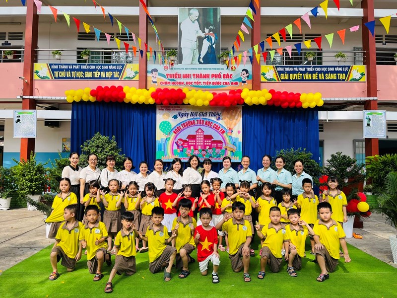 Trường Mầm non Bình Chiểu tổ chức cho trẻ 5-6 tuổi tham quan trường Tiểu học Trần Văn Vân