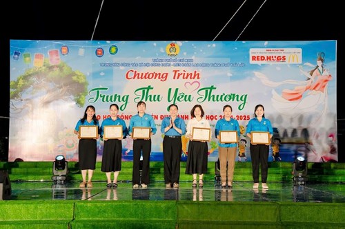 Công đoàn cơ sở Trường Mầm non Bình Chiểu đã xuất sắc đạt giải Nhì trong Hội thi thiết kế lồng đèn Trung thu năm 2024: “Lồng đèn cho em” tặng con đoàn viên Công đoàn, người lao động do Liên đoàn Lao động (LĐLĐ) thành phố Thủ Đức tổ chức.