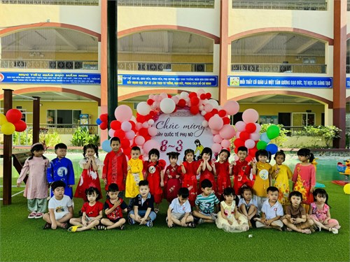 Bé vui ngày hội Mồng tám tháng ba