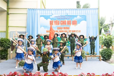   Bé yêu chú bộ đội 