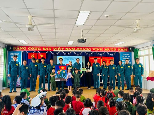 Sáng ngày 19/12/2024 trường mầm non Bình Trị Đông tổ chức  Chào mừng ngày Quân đội nhân dân Việt Nam 22/12/2022 