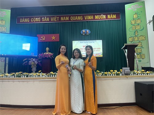 Sáng ngày 18/12/2024 Trường Mầm non Bình Trị Đông tham gia  Hội thi giáo viên Mầm non dạy giỏi cấp Quận  năm học 2024-2025 tại trường Mầm non Cẩm Tú (Phần thi tự luận)