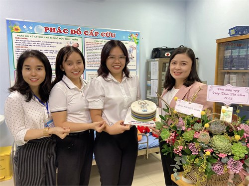 CBQL Trường MN Bình Trị Đông thăm hỏi, chúc mừng và tặng quà cô Thuý Anh - NV phụ trách y tế trường, và Trạm y tế phường Bình Trị Đông nhân kỷ niệm 69 năm Ngày Thầy thuốc Việt Nam (27/02/1955 – 27/02/2024)