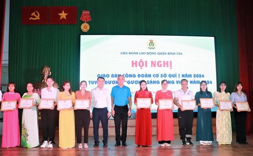 Sáng ngày 03/4/2024 CĐCS Trường Mầm non Bình Trị Đông vinh dự nhận khen thưởng giải Khuyến khích hội thi ẩm thực “Ngày hội công nhân, viên chức, lao động” năm 2024 và nhận khen thưởng tuyên dương “Gương sáng đảng viên” năm 2024;
