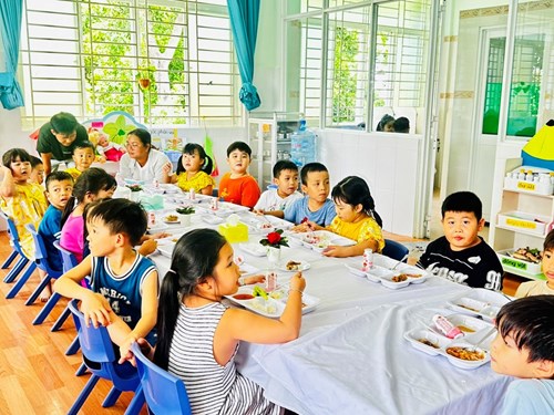 Chuyên đề Tổ chức đổi mới giờ ăn mời phụ huynh tham dự.