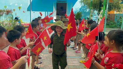 Các bé chào mừng ngày Chiến thắng Điện Biên Phủ
