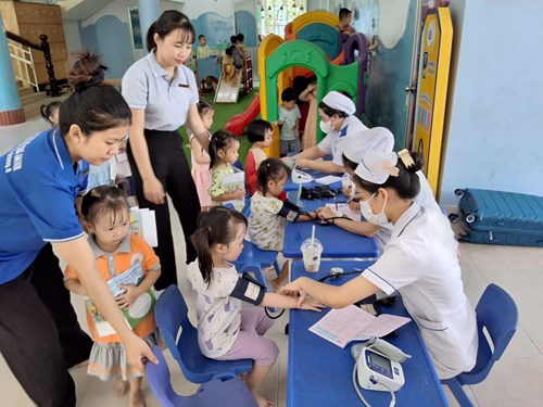 Trường Mầm non Cẩm Tú phối hợp với Bệnh viện Bình Tân tổ chức khám sức khỏe cho trẻ, năm học 2024-2025