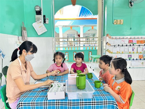 Trẻ uống tẩy giun lần 2, năm học 2023-2024