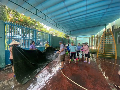 Thực hiện tổng vệ sinh môi trường và đồ dùng đồ chơi