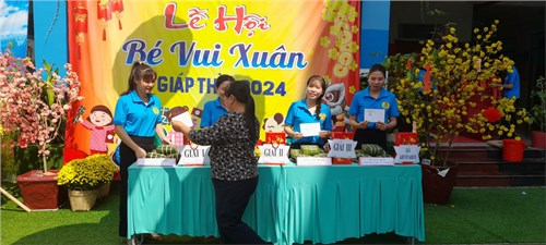Trường Mầm non Cát Tường tổ chức hội thi  Gói bánh chưng mừng Xuân 2024 