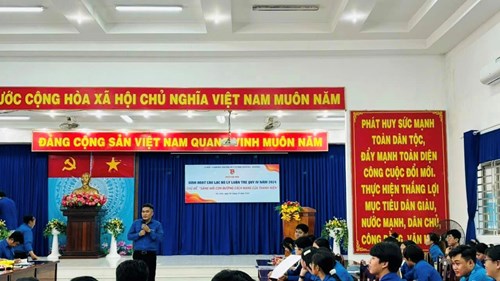 Đoàn viên tham gia sinh hoạt CLB Lý luận trẻ của huyện Đoàn Quý 4 năm 2024 với chủ đề: “Sáng mãi con đường cách mạng của Thanh niên” tại UBND Xã Thới Tam Thôn.