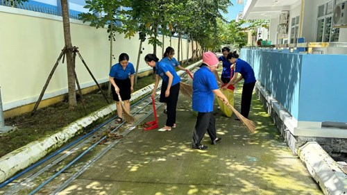 Chi đoàn MN Cúc Hoạ Mi thực hiện ra quân dọn vệ sinh tại đơn vị bảo vệ môi trường hưởng ứng chương trình “ Môi trường xanh - Nếp sống xanh  và tái sử dụng bánh xe ô tô trang trí cho Phòng Chức năng.