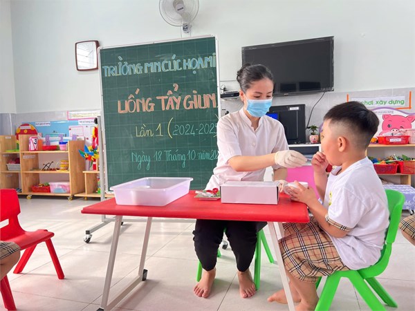 Nhân viên Y tế cho trẻ uống tẩy giun Đợt 1 ngày 18 tháng 10 năm 2024