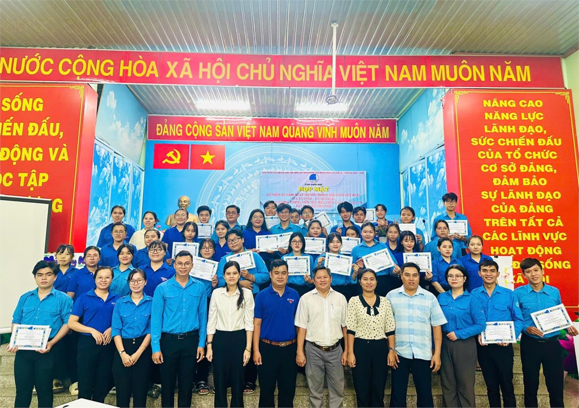 Đoàn viên chi đoàn trường mầm non cúc hoạ mi tham gia họp mặt 68 năm truyền thống hội lhtn việt nam; tuyên dương gương thanh niên tiêu biểu trên các lĩnh vực và kết nạp hội viên mới