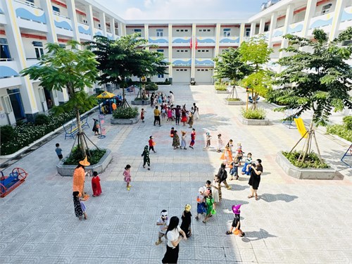 Bé vui Lễ hội Hoá trang 2023