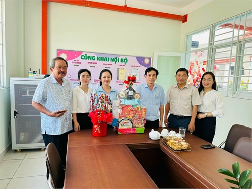 Lãnh đạo Phòng Giáo dục và Đào tạo huyện; Lãnh đạo Xưởng OX1; Lãnh đạo MTTTQVN xã Tân Thới Nhì đã đến thăm và động viên tập thể.
