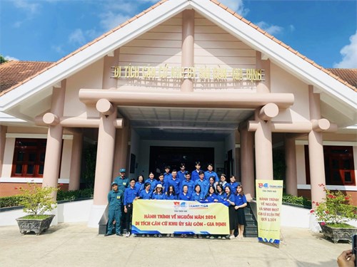 Đoàn viên Chi Đoàn Trường MN Cúc Hoạ Mi tham gia “HÀNH TRÌNH VỀ NGUỒN NĂM 2024” tại di tích căn cứ Khu uỷ Sài Gòn - Gia Định huyện Mỏ Cày Bắc tỉnh Bến Tre.