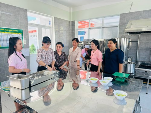 Hội thi “nhân viên cấp dưỡng giỏi” năm học 2023-2024