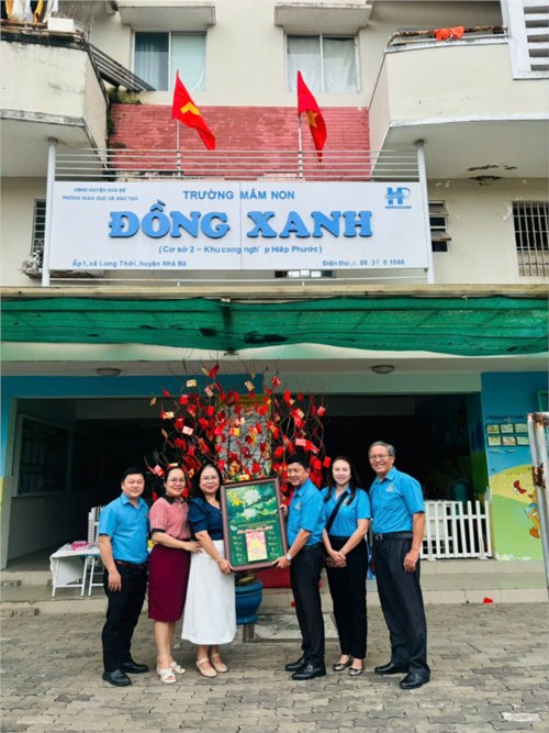 Công đoàn các khu chế xuất và công nghiệp Thành phố Hồ Chí Minh đến thăm và tặng quà cho Trường.