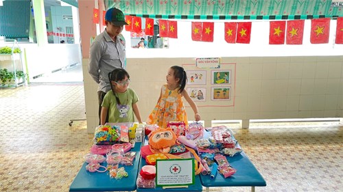 Tổ chức tuần lễ bán hàng gây quỹ giúp đỡ học sinh có hoàn cảnh khó khăn tại Trường Mầm non Đồng Xanh