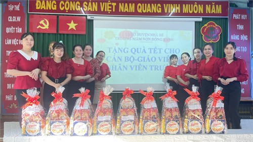 Trao quà tết cho cán bộ quản lý, giáo viên, nhân viên và nhân viên nghĩ hưu nhân dịp Tết Giáp Thìn 2024
