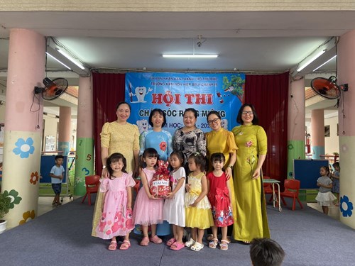Nhà trường tổ chức Hội thị răng miệng cho 3 khối. Khối  Mầm, khối Chồi , khối  Lá. Ngày 07 tháng 3 năm 2024